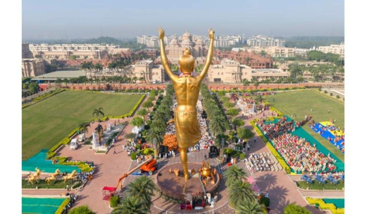 108-foot Neelkanth Varni statue at Swaminarayan Akshardham temple in New Delhi during consecration ceremony attended by devotees