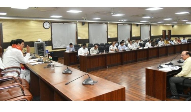 UP Minister AK Sharma reviews power supply and cleanliness preparedness in Varanasi ahead of summer season