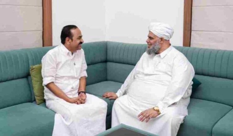 V D Satheesan meeting AP Samastha leader Bukhari Thangal at residence in Kerala ahead of assembly elections