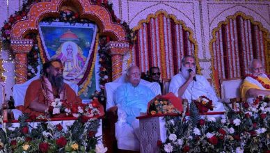 RSS Chief Mohan Bhagwat offering prayers at Sant Maluk Das Maharaj samadhi during 452nd Srimaluk Jayanti celebrations in Vrindavan