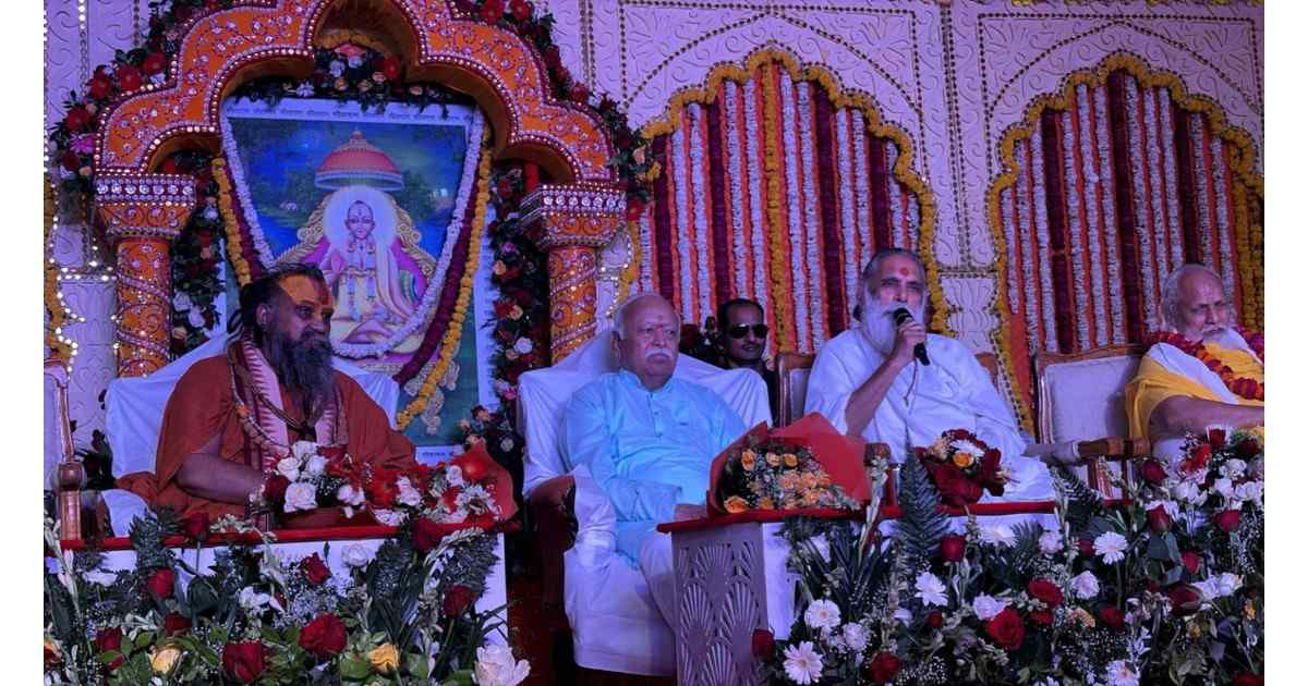 RSS Chief Mohan Bhagwat offering prayers at Sant Maluk Das Maharaj samadhi during 452nd Srimaluk Jayanti celebrations in Vrindavan