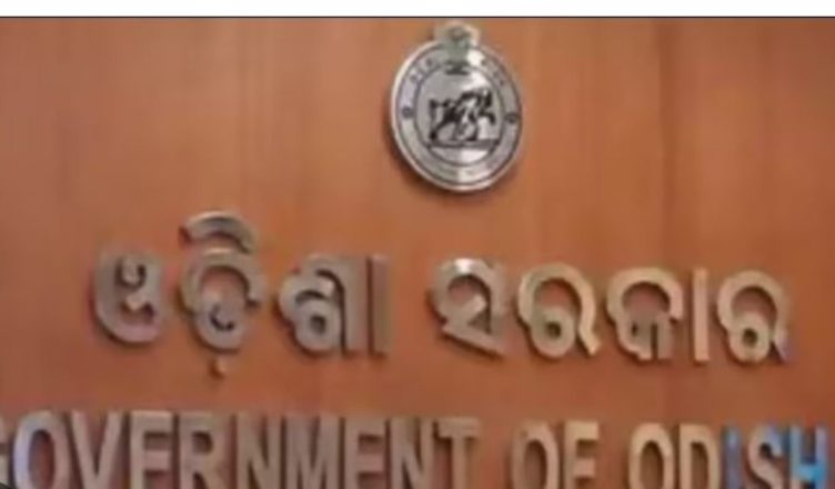 Census enumerator conducting door-to-door survey in Odisha during Census 2027 with safety precautions in place