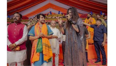 Dhirendra Krishna Shastri addressing devotees during Rashtra Hanuman Katha in Prayagraj with large crowd gathered for spiritual discourse