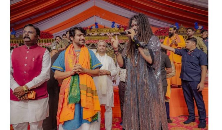 Dhirendra Krishna Shastri addressing devotees during Rashtra Hanuman Katha in Prayagraj with large crowd gathered for spiritual discourse