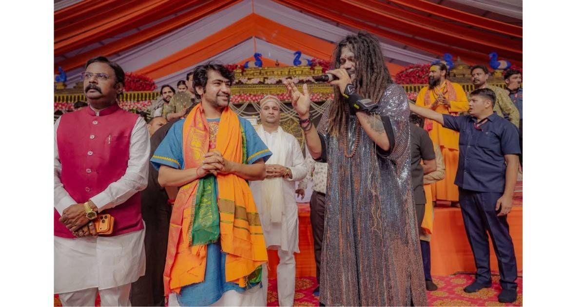 Dhirendra Krishna Shastri addressing devotees during Rashtra Hanuman Katha in Prayagraj with large crowd gathered for spiritual discourse