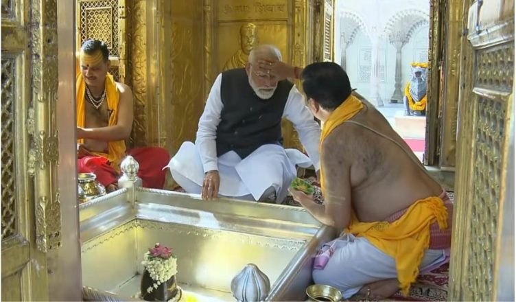 PM Narendra Modi offering prayers at Kashi Vishwanath temple in Varanasi