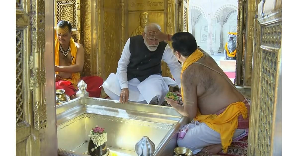 PM Narendra Modi offering prayers at Kashi Vishwanath temple in Varanasi