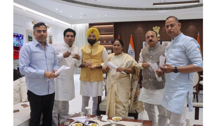 Delhi CM Rekha Gupta serving jhal-muri and rasgulla to ministers during BJP victory celebration at Delhi Secretariat