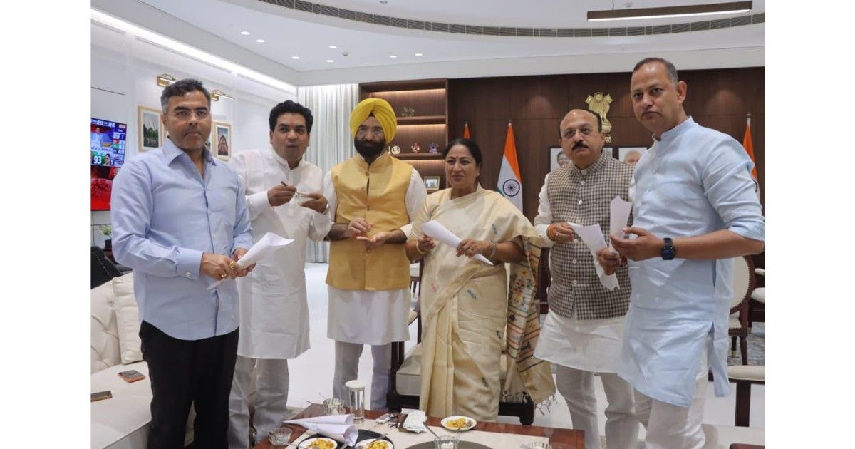 Delhi CM Rekha Gupta serving jhal-muri and rasgulla to ministers during BJP victory celebration at Delhi Secretariat